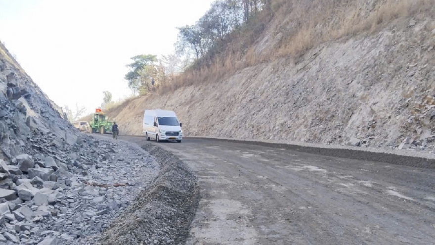 Các phương tiện lưu thông bình thường qua đèo Đại Ninh trên Quốc lộ 28B